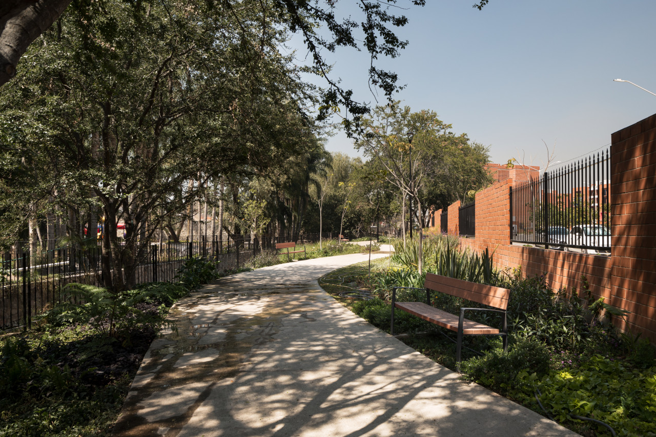 Punta Foresta combina el diseño contemporáneo con una arquitectura elegante y funcional, creando un ambiente sofisticado y acogedor para sus residentes. Esta foto muestra su parque  lineal.